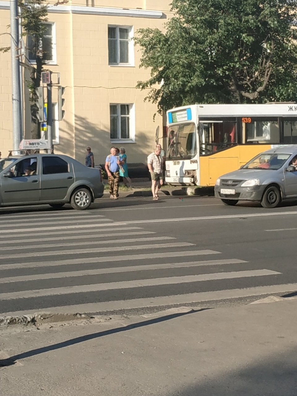 Автобус врезался в машину автошколы во Владимире
