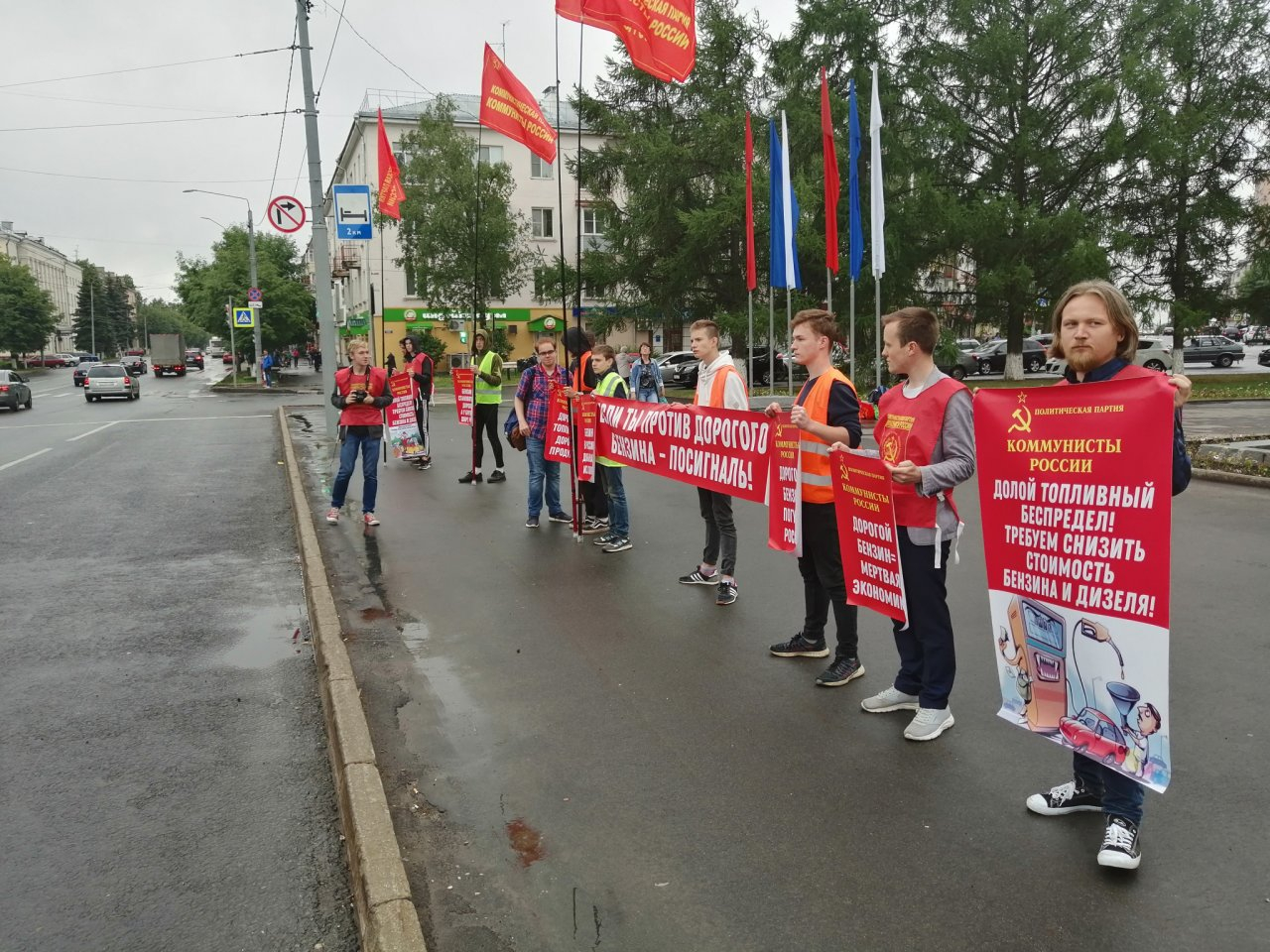 Владимирцы сигналили коммунистам, выступающим против роста цен на бензин