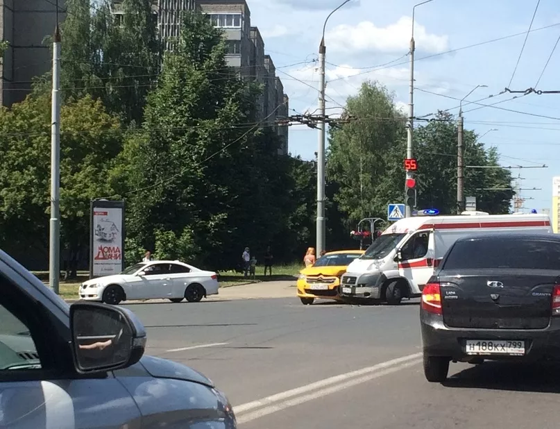 Фото к статье: Женщина на "Ситроене" отказалась пропускать скорую