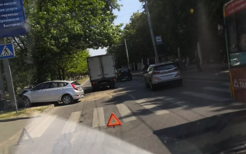 Фото к статье: Легковушка "поцеловала" столб на перекрестке Батурина и Мира