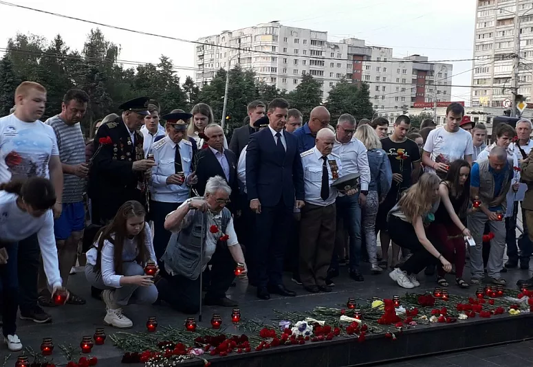 Фото к статье: Вчера было многолюдно. Свеча памяти. Вечный огонь