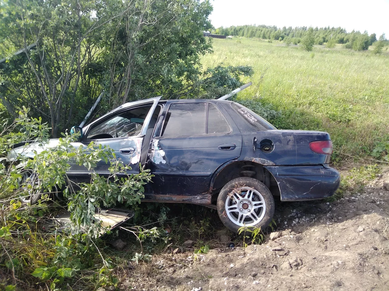 Фото к статье: Эффектно легла: в ковровском районе оставили загадочную машину