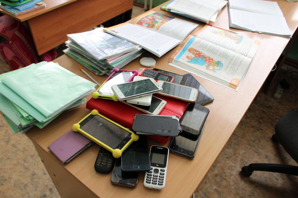 В школу без мобильного! Что думают владимирцы об инициативе Матвиенко?