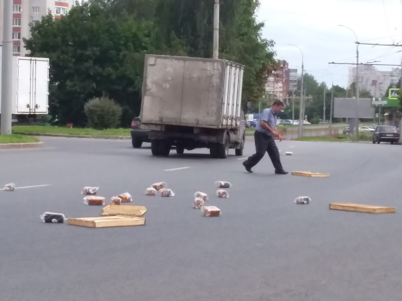 Фото дня: Владимирскую дорогу “посыпали” хлебом