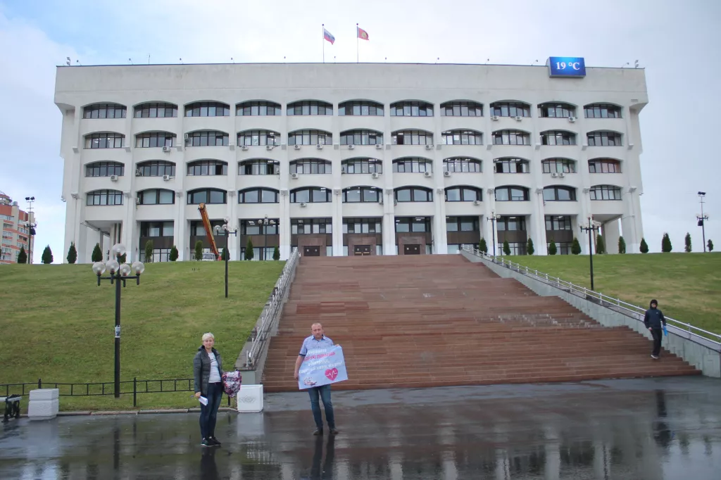 Фото к статье: Губернатор ответил на пикет жителей Оргтруда