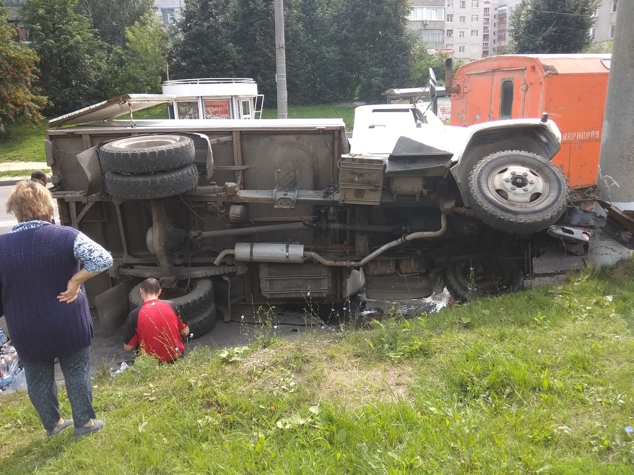 «Вся Дуброва сегодня пьет»: во Владимире перевернулся грузовик с пивом