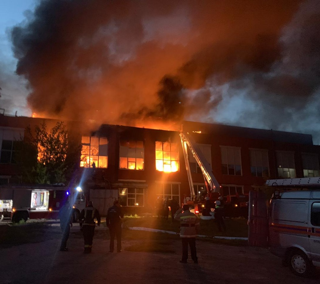 Полсотни людей тушили пожар на заводе Точмаш