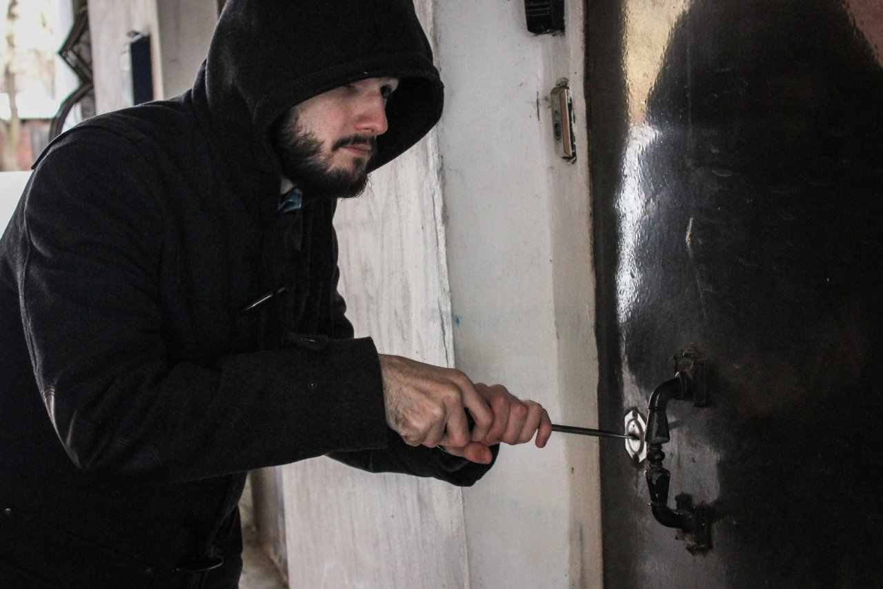 Незакрытая дверь и кража на 60 тысяч рублей