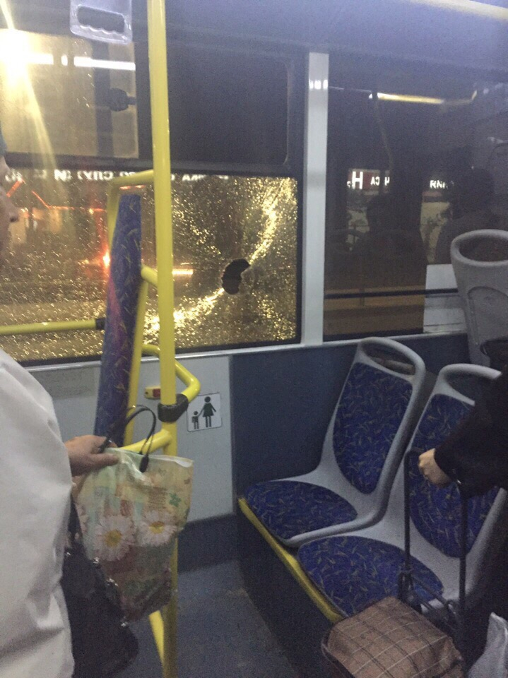 "Стекла в волосах и во рту": хулиганы "расстреляли" автобус с пассажирами