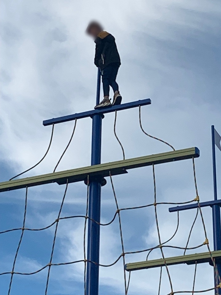 Владимирцы в шоке: 11-летний ребенок залез на высоту трехэтажного дома