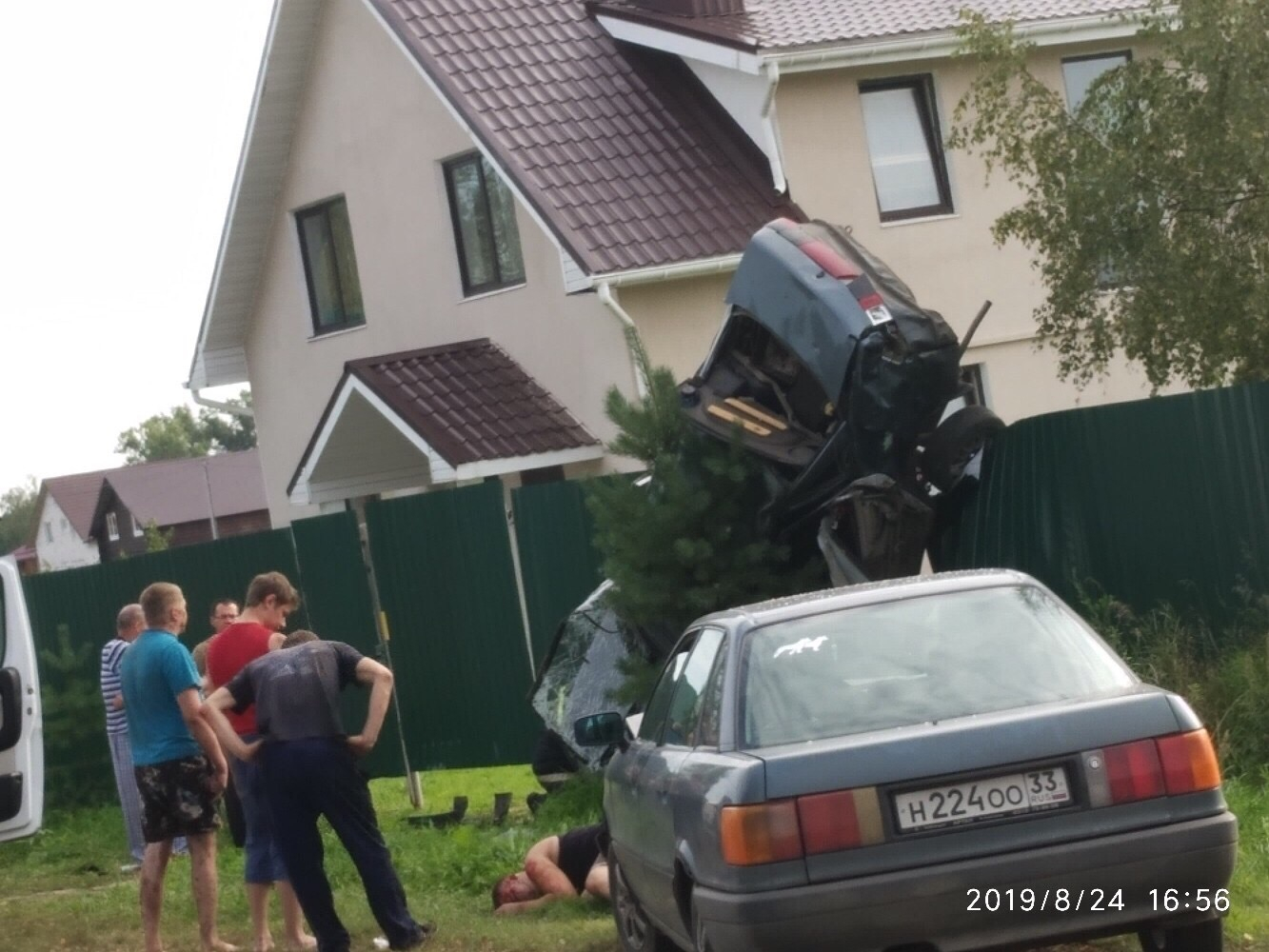 Пьяные подростки в Камешковском районе протаранили забор на автомобиле