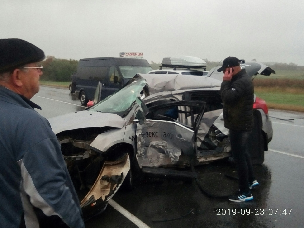 Большегруз против такси: в автосражении водитель легковушки получил серьезные травмы