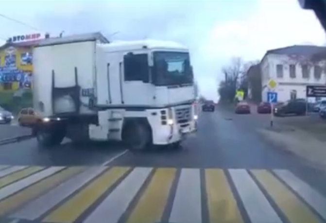 Чудом избежал смерти: в сети обсуждают необычное видео из Киржача