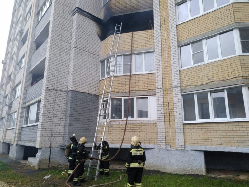 Во Владимире балкон загорелся из-за брошенного сверху окурка
