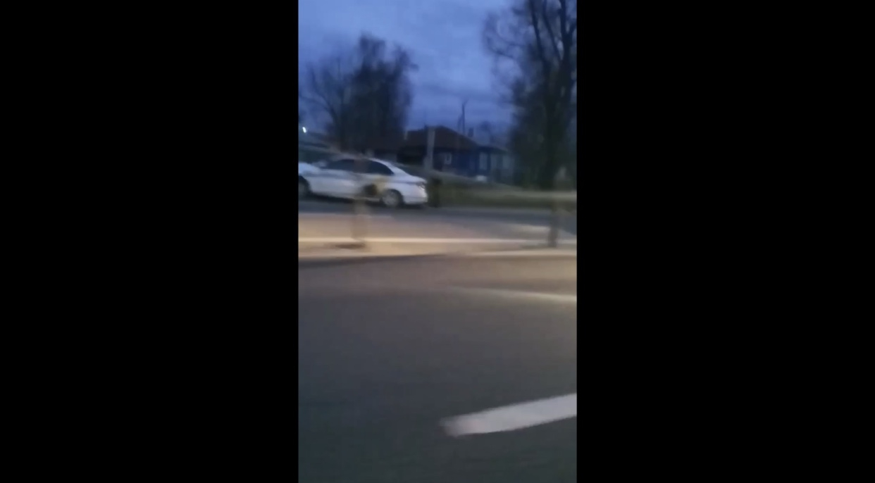 В Гороховце на автомобиль Яндекс.Такси упал бетонный столб (видео)