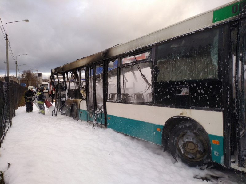 Появилось видео с пожара в автобусе на Мостостроевской
