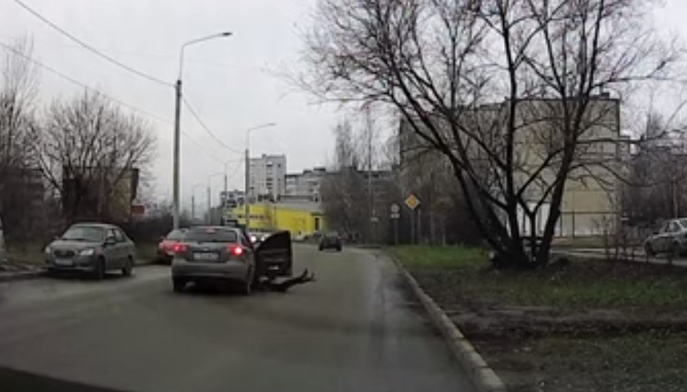 Во Владимире девушка выпала из машины прямо во время движения