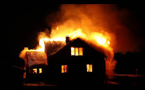 Сегодня ночью загорелся дом в Александровском районе