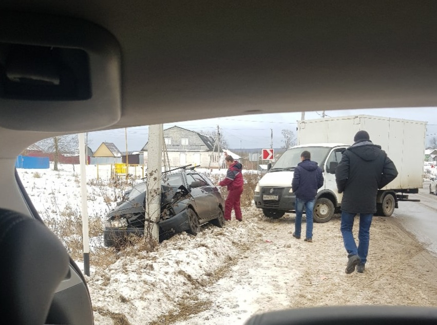 В Александровском районе автомобиль влетел в столб