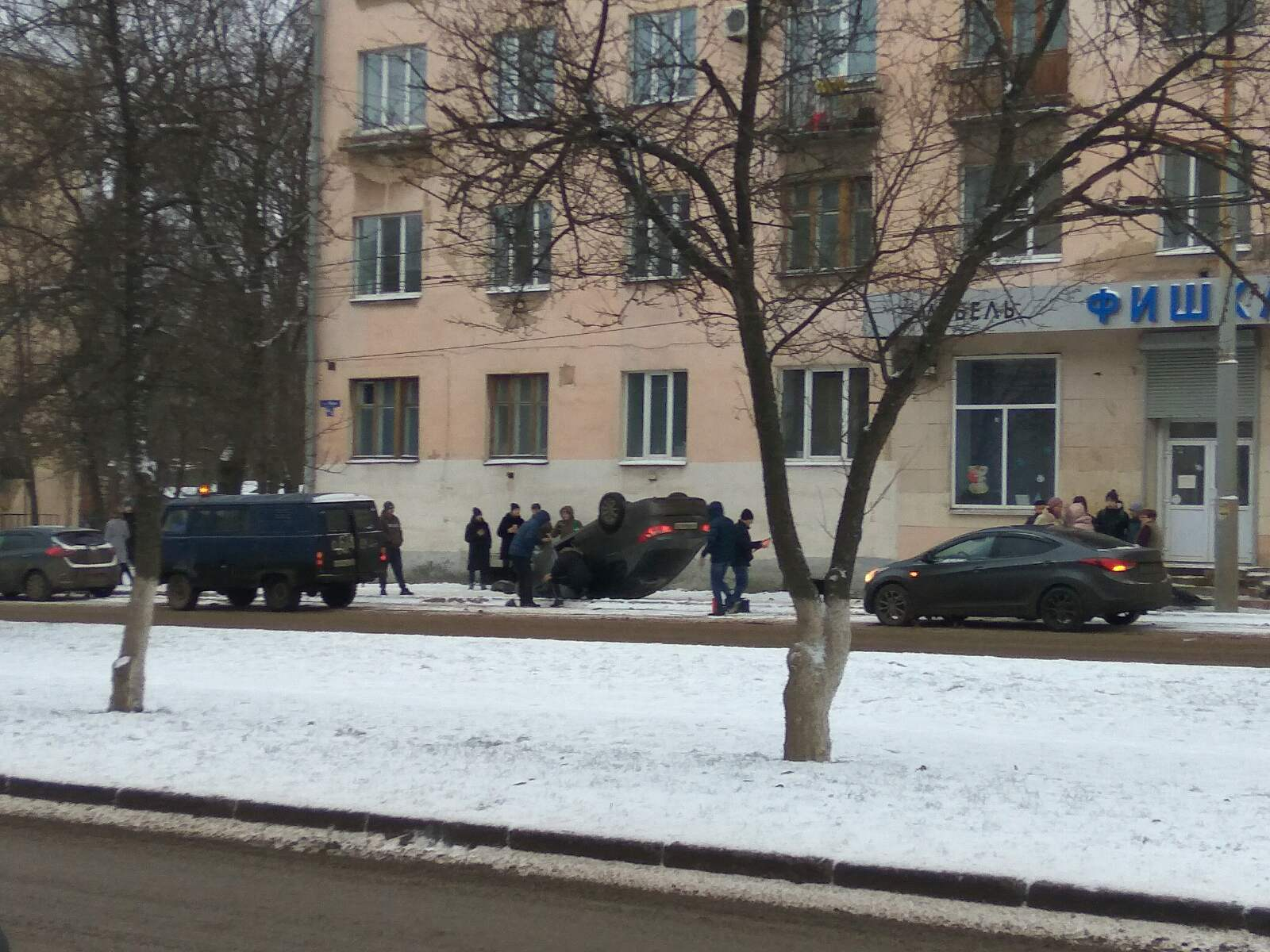 Во Владимире перевернулся автомобиль с девушкой