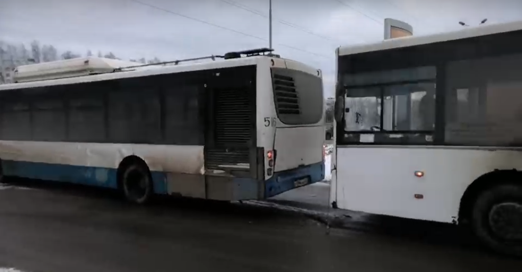 У Глобуса во Владимире столкнулись два автобуса