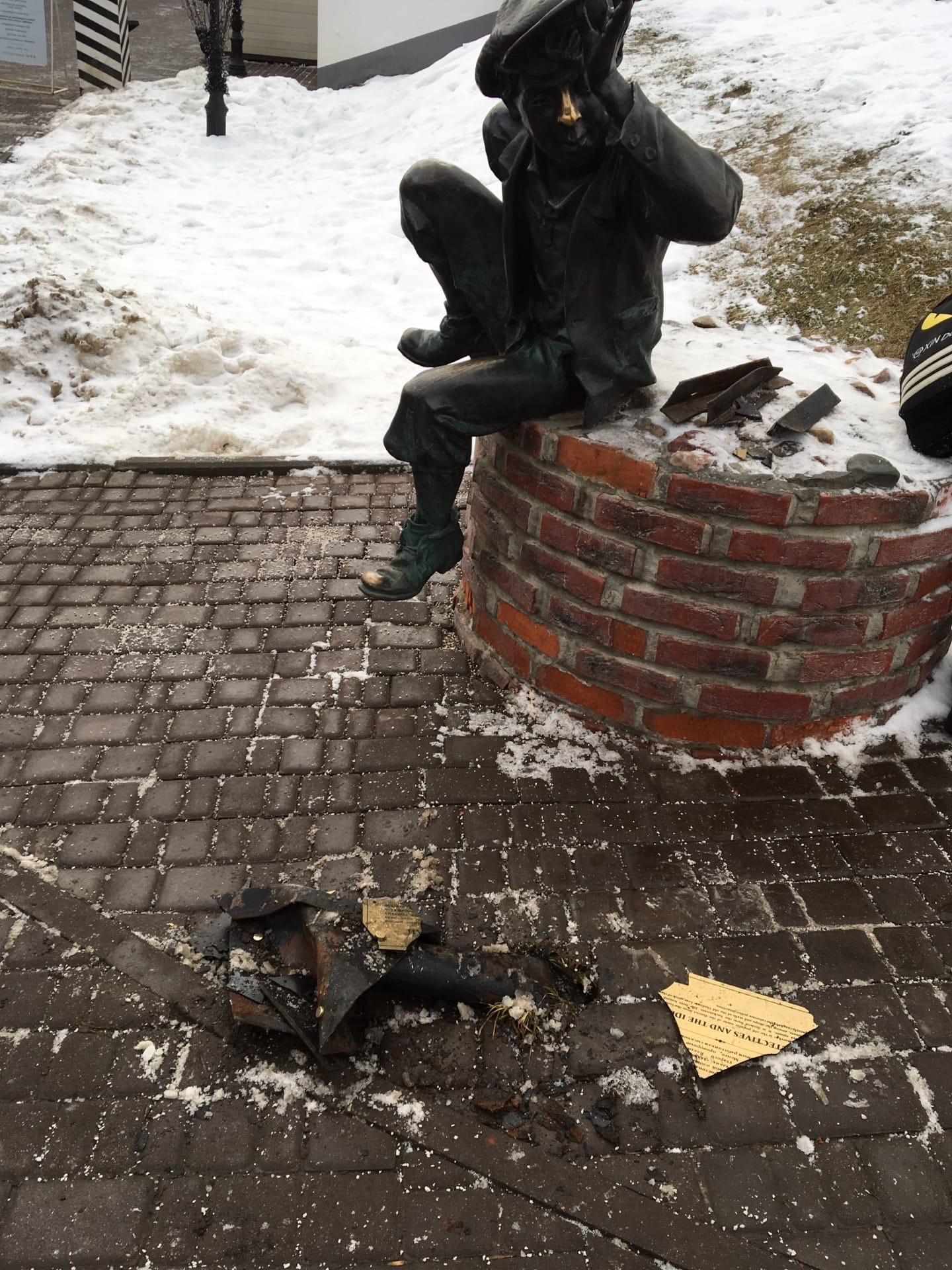 Во Владимире коммунальщики повредили скульптуру "Шалопай"