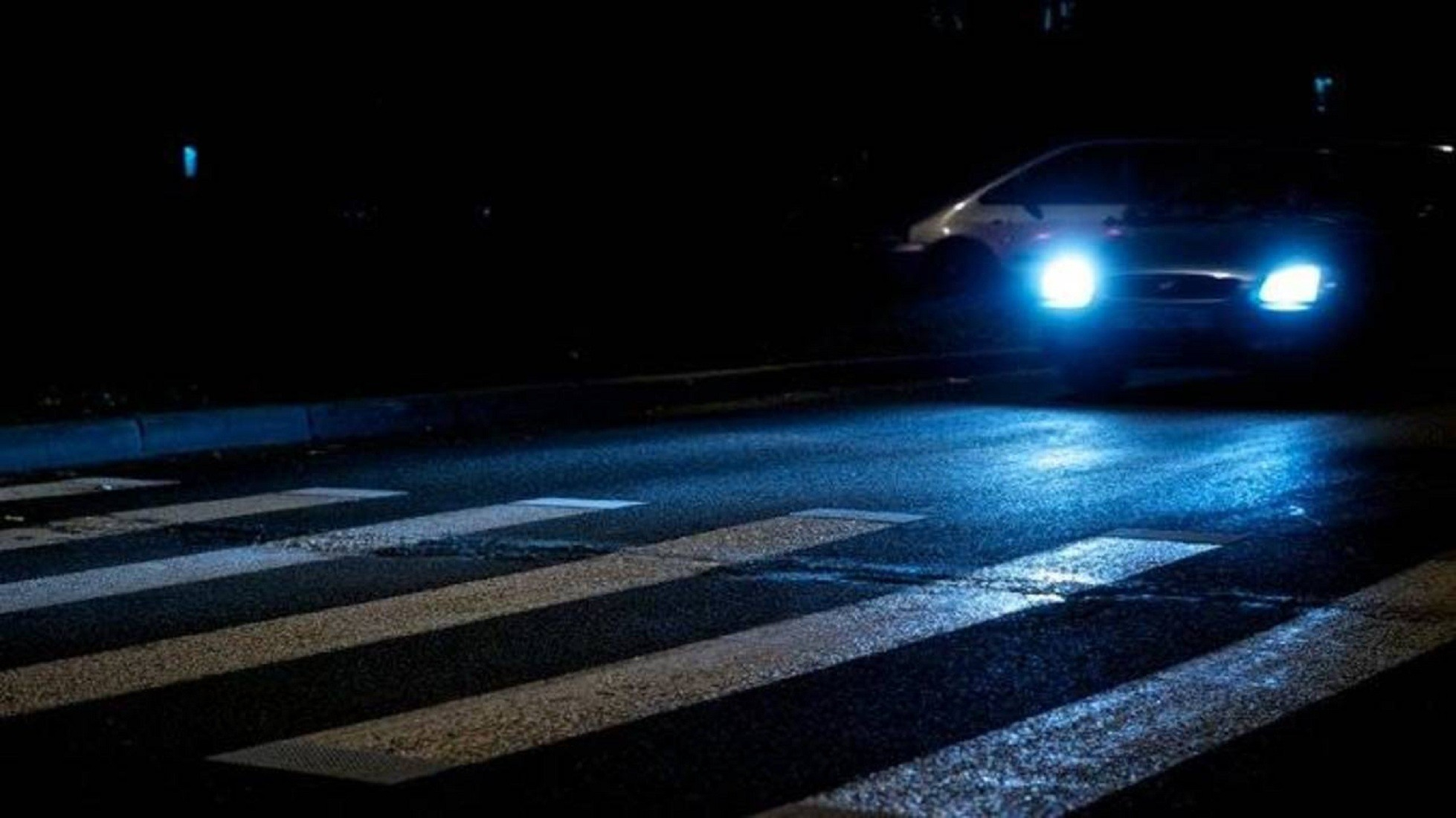 В темное время видно. Пешеход ночью. Пешеход в темноте. Пешеход ночью на дороге. Светоотражающие элементы ночью.