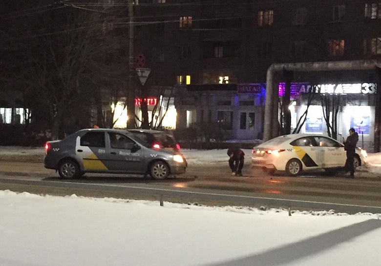 Во Владимире произошла авария сразу с двумя такси