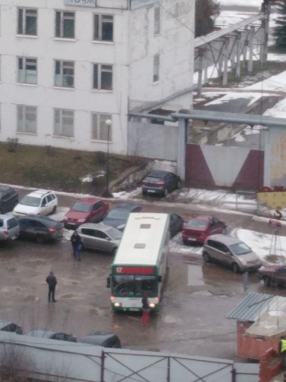 Во Владимире автобус врезался в припаркованную машину