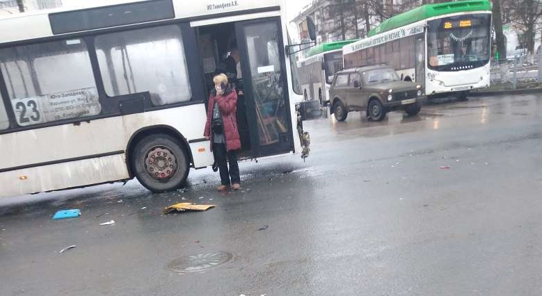 Во Владимире такси врезалось в автобус с пассажирами