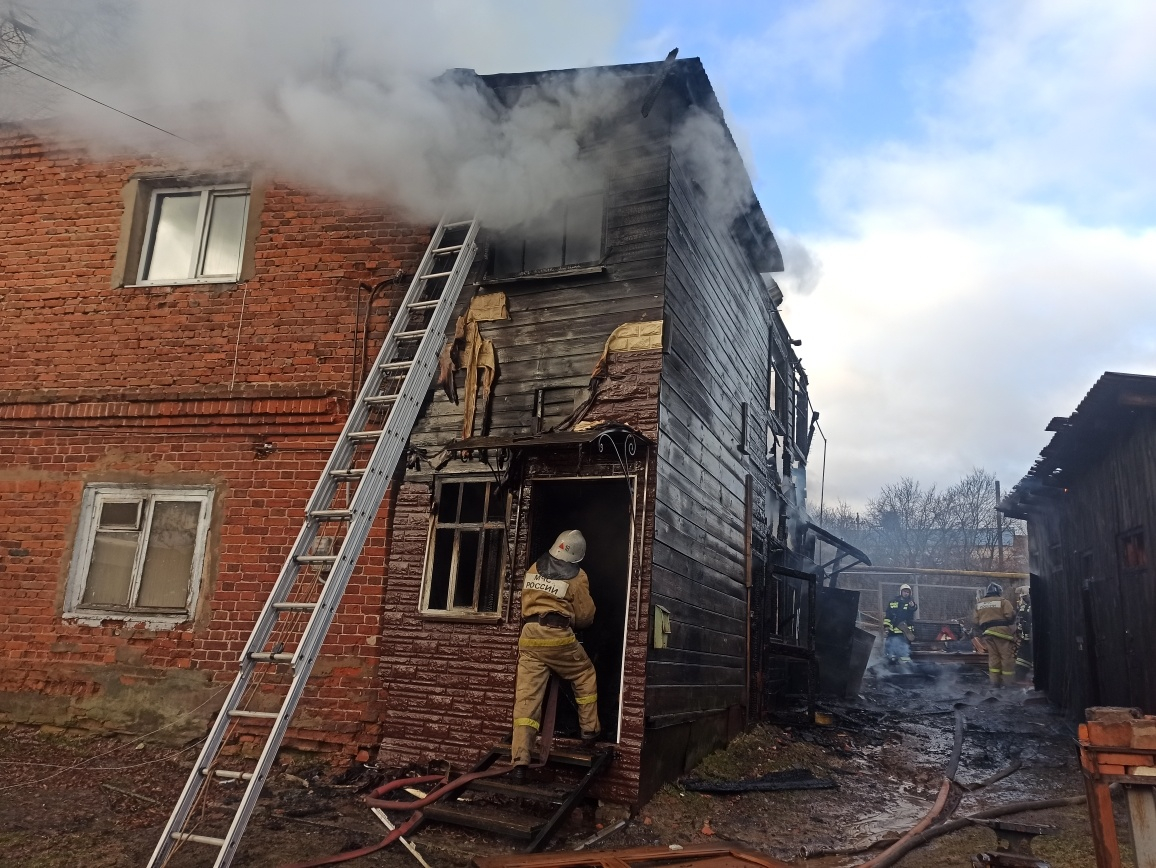 В Вязниковском районе огонь охватил двухэтажный жилой дом