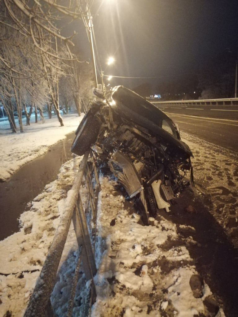 Во Владимире из-за непогоды автомобиль врезался в металлическое ограждение