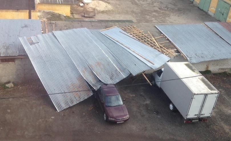 Ураган во Владимире срывал крыши с домов и ломал деревья