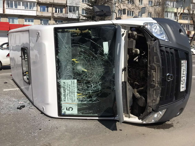 Во Владимире перевернулась маршрутка с людьми