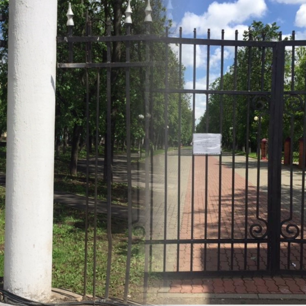 Жители Владимира погнули металлический забор, чтобы гулять в парке