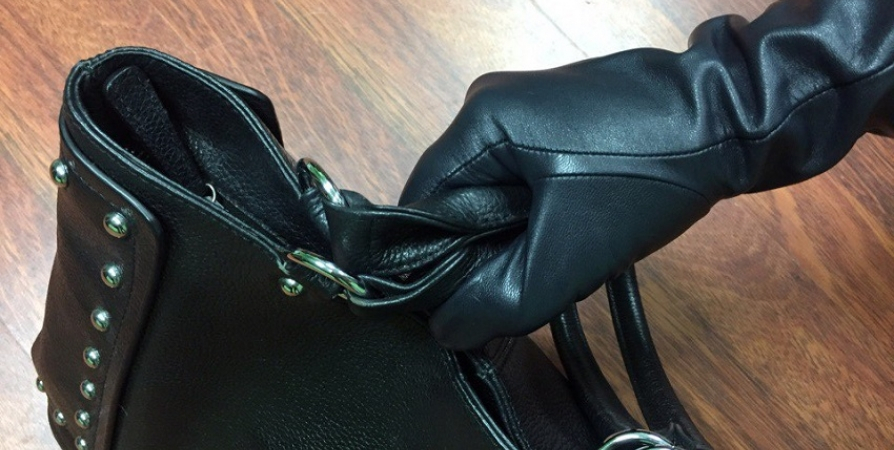 Житель Радужного украл женскую сумку и требовал вознаграждения за пропавшие вещи