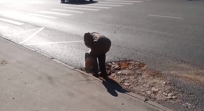 Бабушка из Владимира ремонтирует городские дороги кирпичами