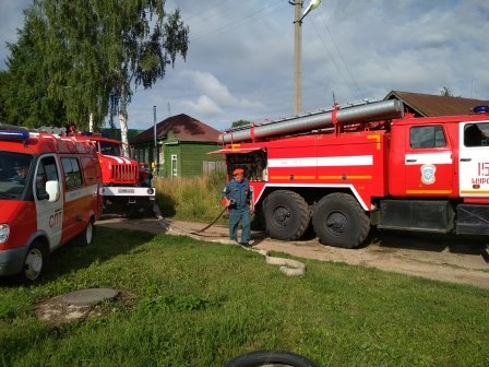 Пожар уничтожил сразу два дома во Владимирской области