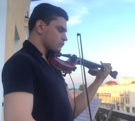 Владимирский скрипач дает концерты на балконе