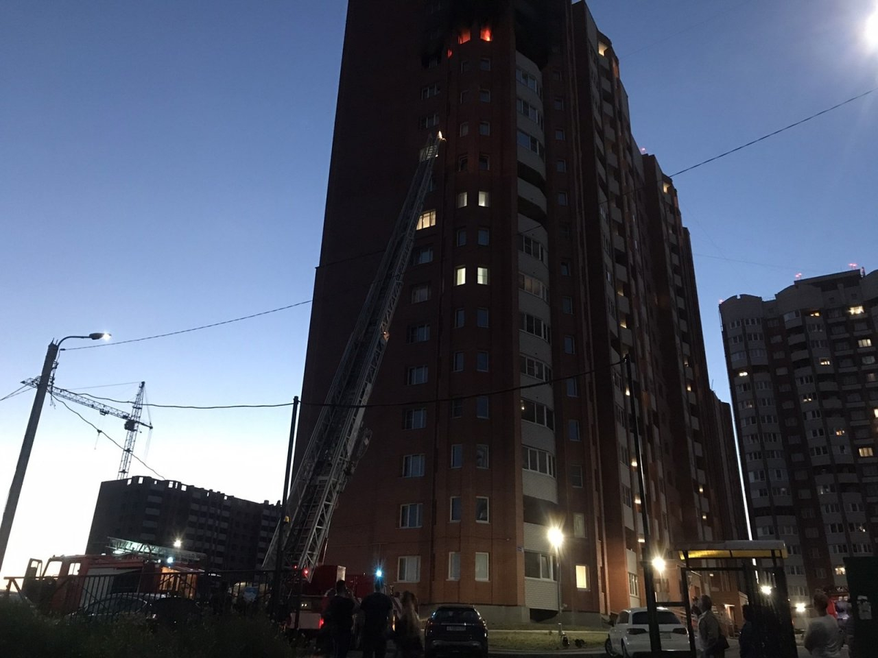 У парка "Дружба" произошел пожар в 17-этажном доме