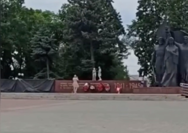 Подростки устроили фотосессию, взобравшись на мемориал на площади Победы