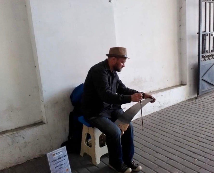 Играющий на пиле музыкант появился в центре Владимира