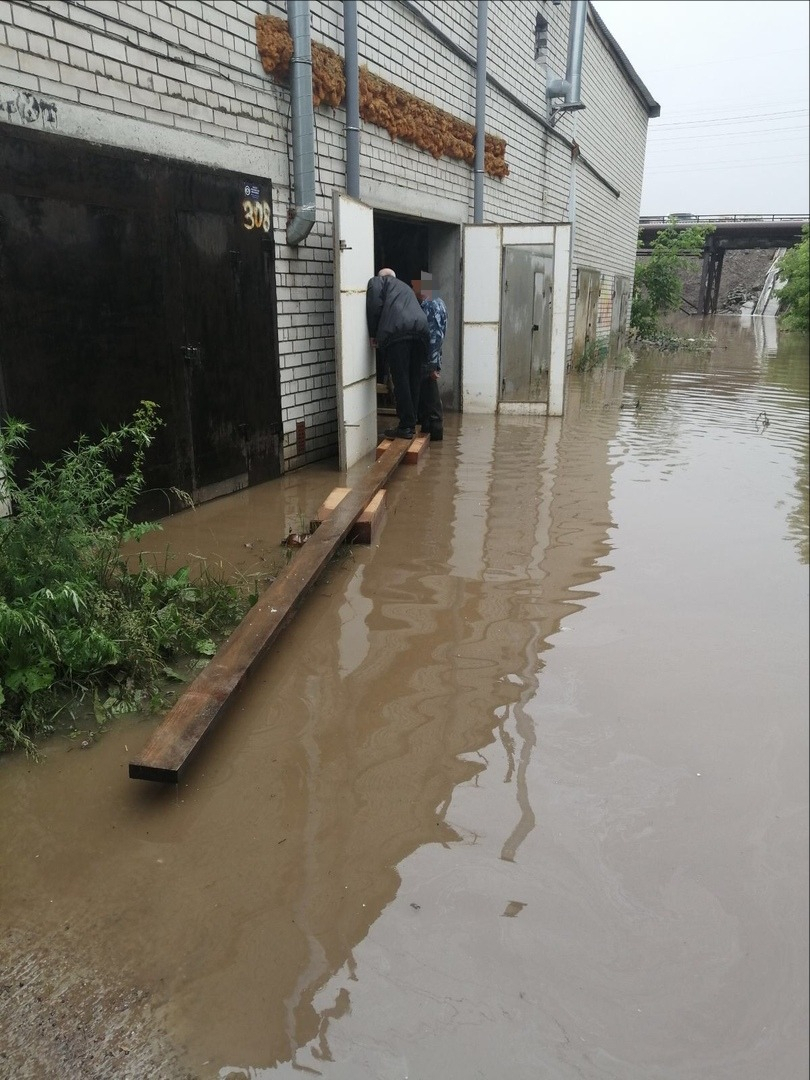 Жительница Владимира: "Наши гаражи затопило на 3 метра, но меры не предпринимают"