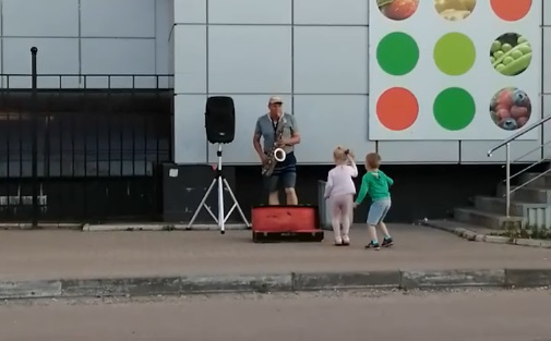 Владимирский саксофонист развлекает жителей города концертами