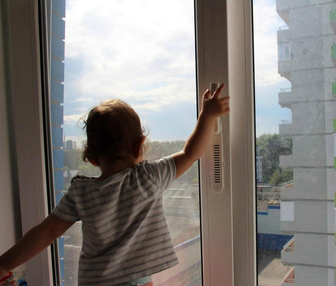 Стали известны подробности падения ребенка с девятого этажа во Владимире