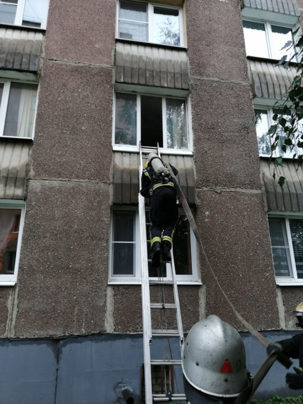 В Александрове пожарные спасли человека из горящего дома