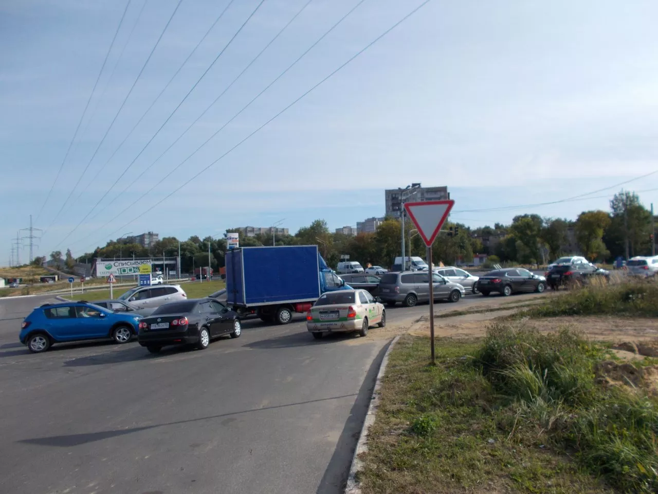 Фото к статье: Толкучка на Толмачевской: автомобилисты жалуются на организацию дорожного движения