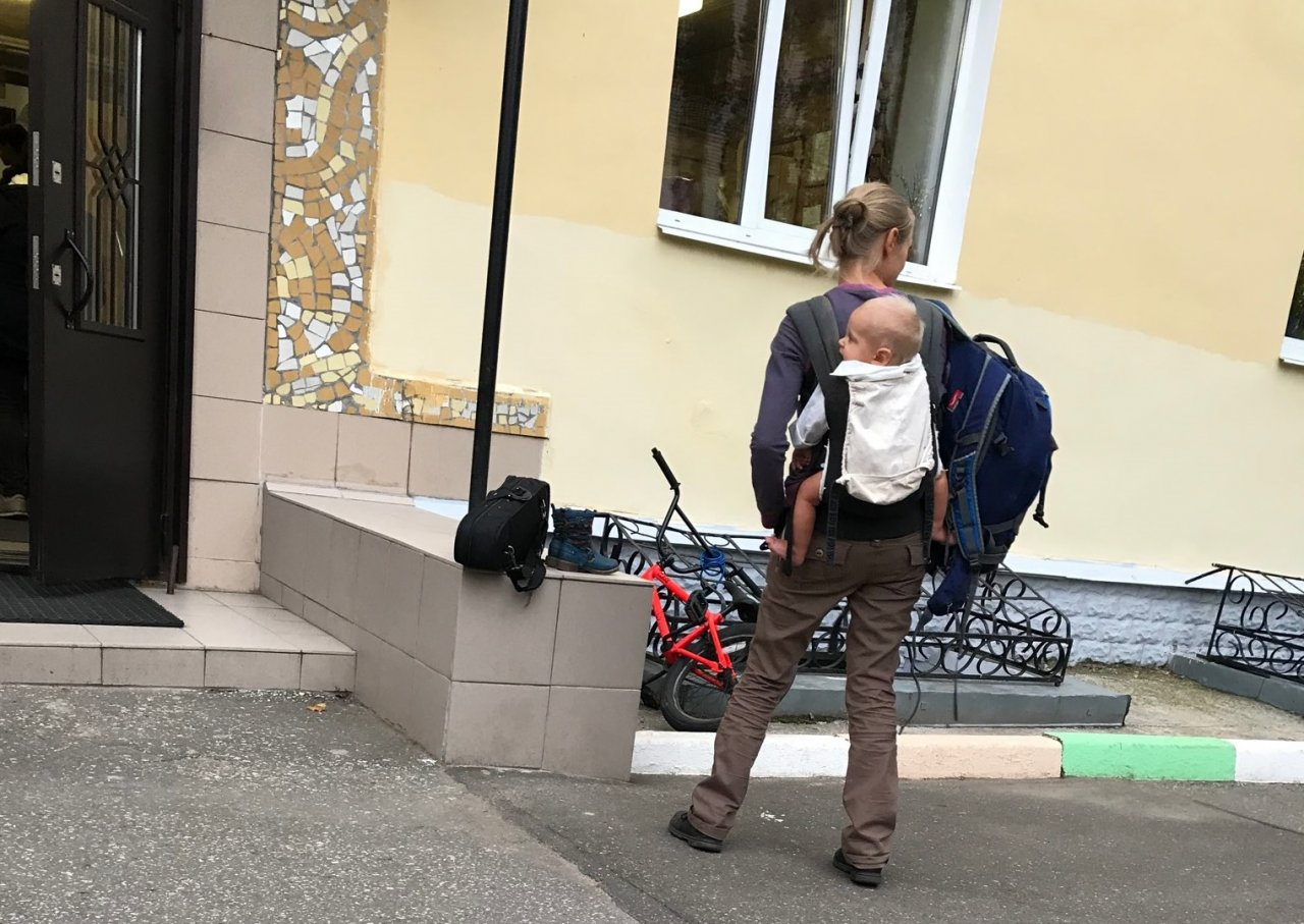Во Владимире при + 13°С мама несла в слинге малыша с голыми ногами
