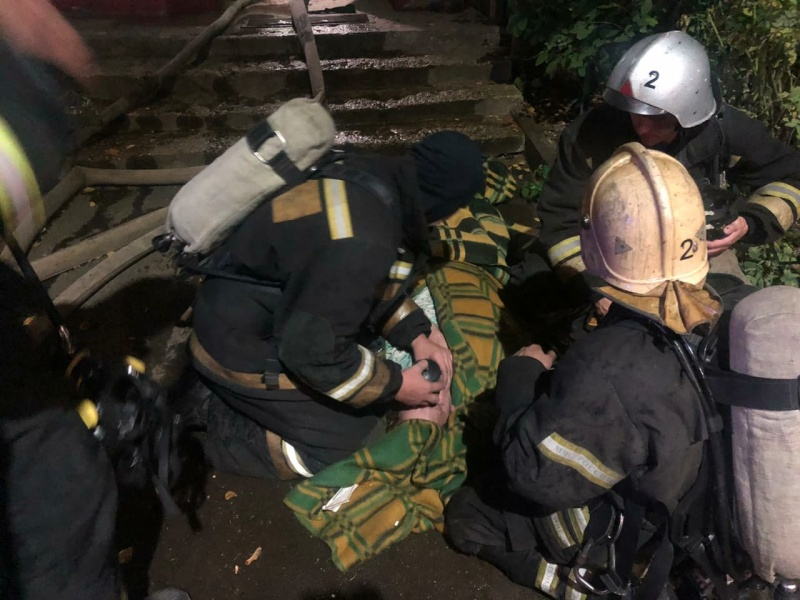 Владимирские пожарные эвакуировали из горящего жилого дома 20 человек