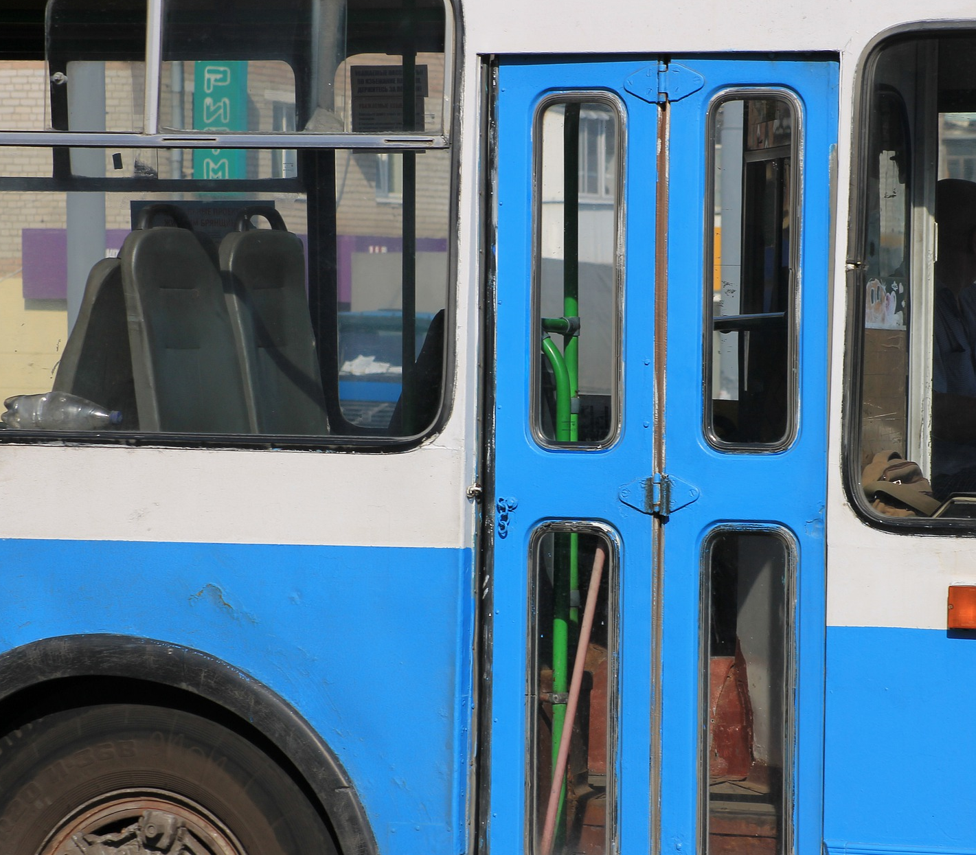 Во Владимире водитель троллейбуса захлопнула дверь перед носом пассажиров